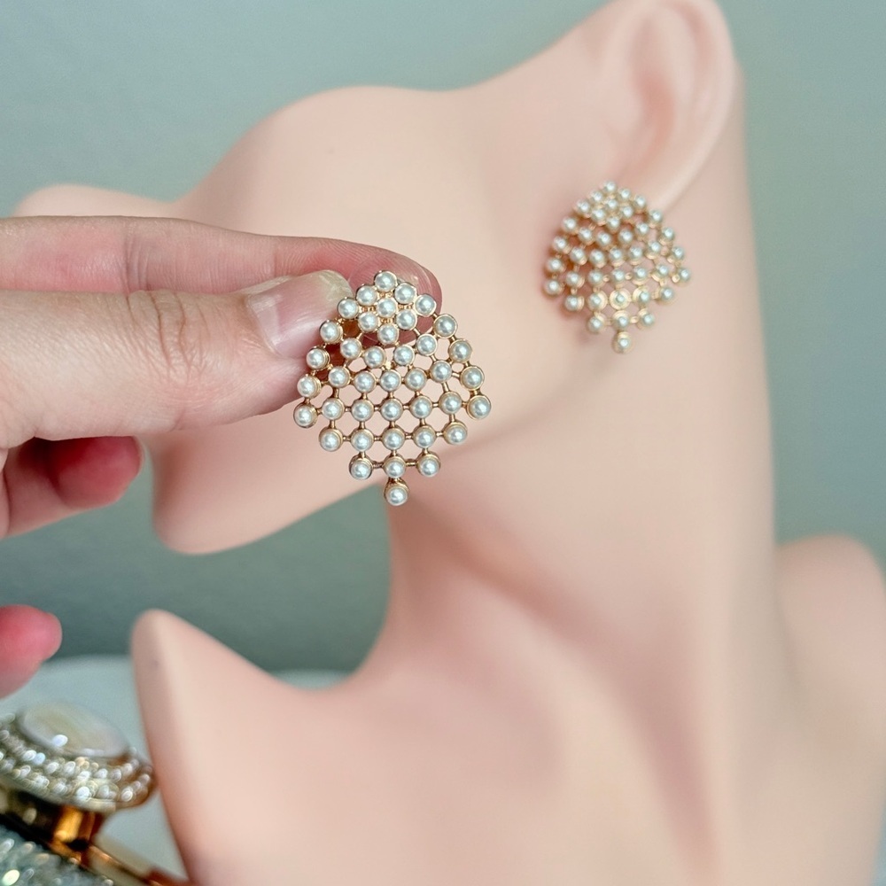 ⚜️ Elegant Gold and Pearl Earrings - Picture 4 of 8